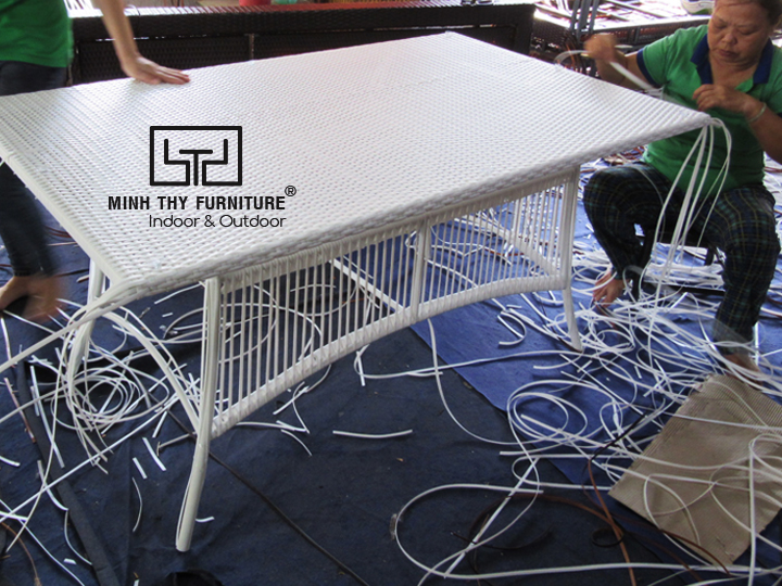 Thời gian để đan xong sản phẩm bàn ăn nhựa giả mây sân vườn
