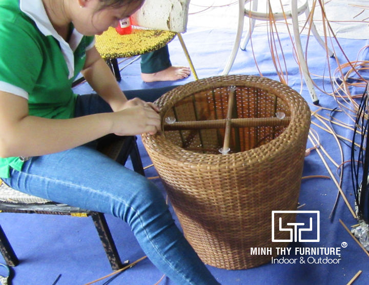 Kĩ năng điêu luyện của người nghệ nhân khi đan bàn cafe nhựa giả mây