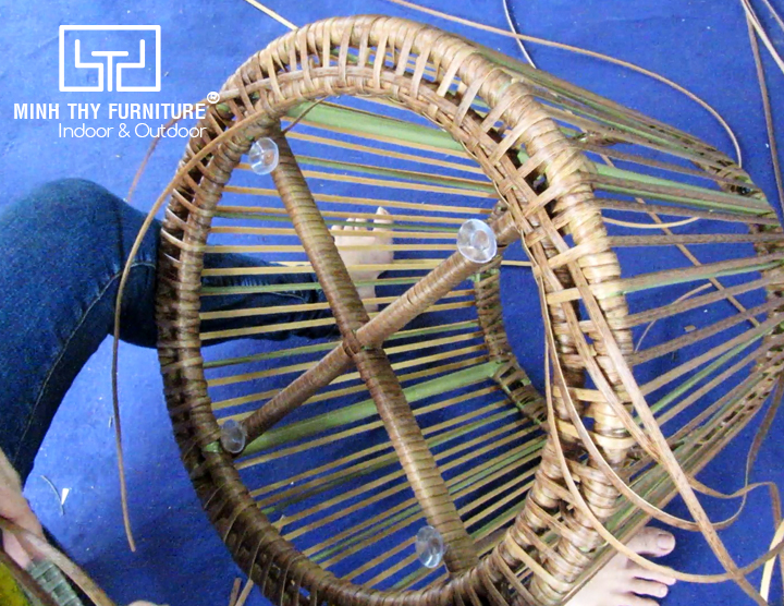 Kĩ năng điêu luyện của người nghệ nhân khi đan bàn cafe nhựa giả mây