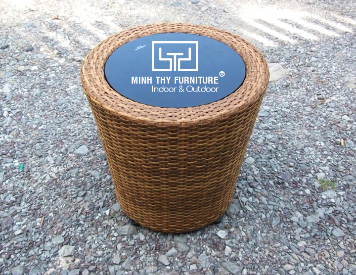 Kĩ năng điêu luyện của người nghệ nhân khi đan bàn cafe nhựa giả mây