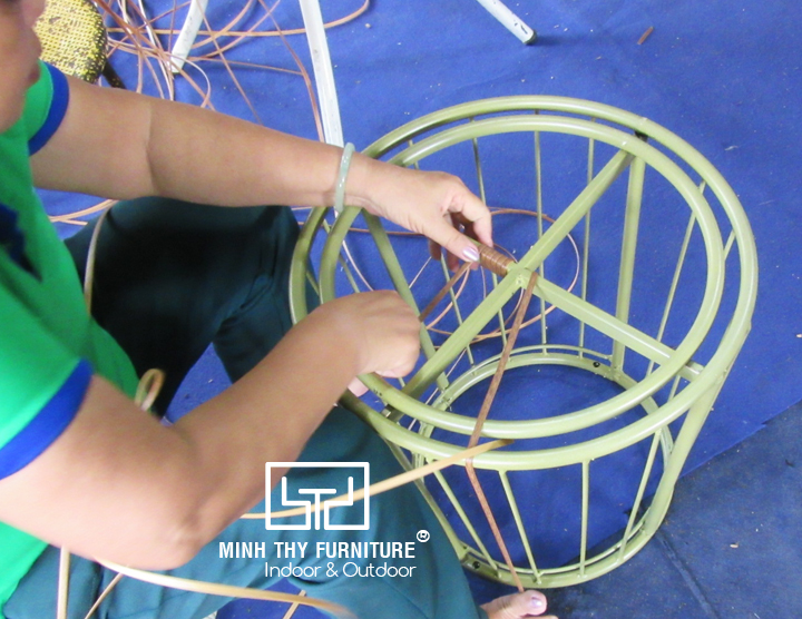 Kĩ năng điêu luyện của người nghệ nhân khi đan bàn cafe nhựa giả mây