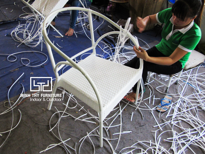 Video đan hình hoa mai trên ghế cafe nhựa giả mây