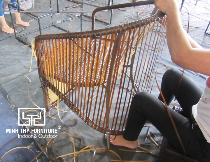 Cách thức đan bàn ghế cafe nhựa giả mây MT2A29 tại xưởng sản xuất Minh Thy Furniture
