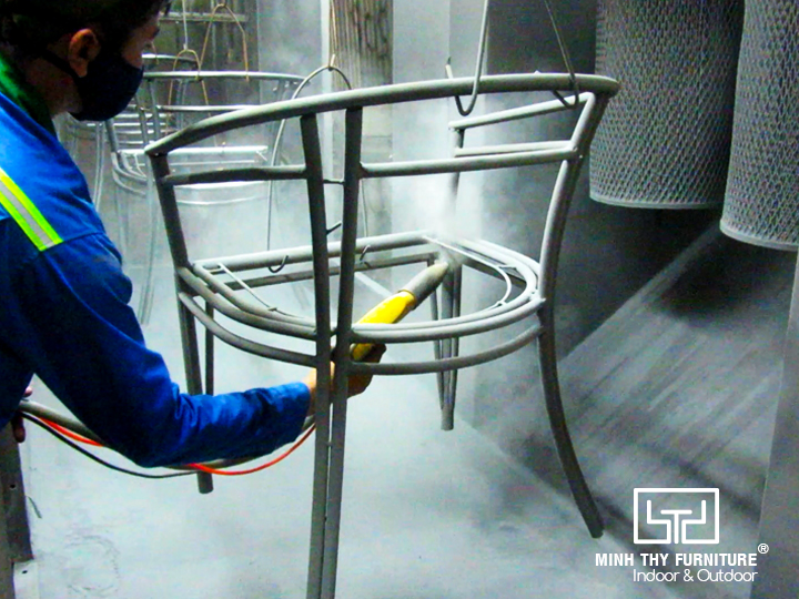 Công đoạn sơn khung ghế cafe MT2A5