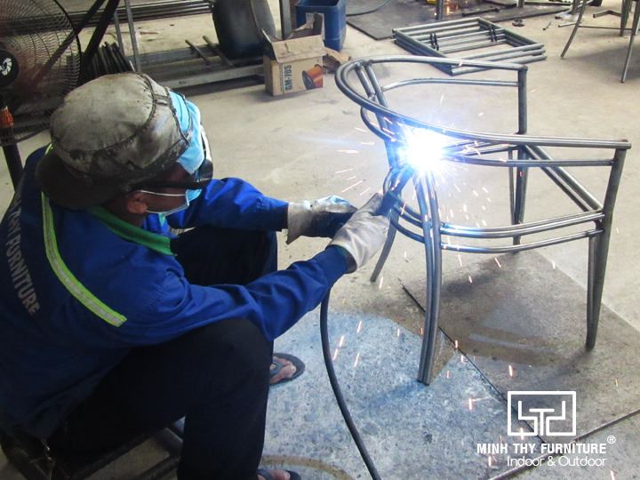 Công đoạn hàn kín khung ghế cafe MT2A5