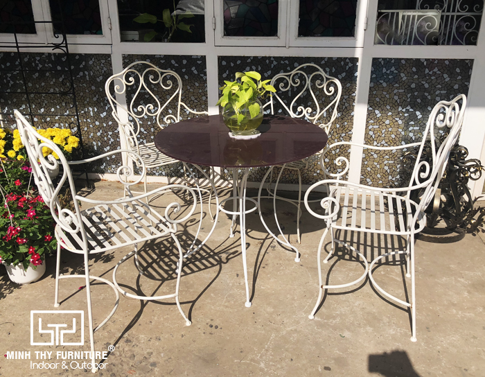 Bàn ghế sắt nghệ thuật duyên dáng và nổi bật