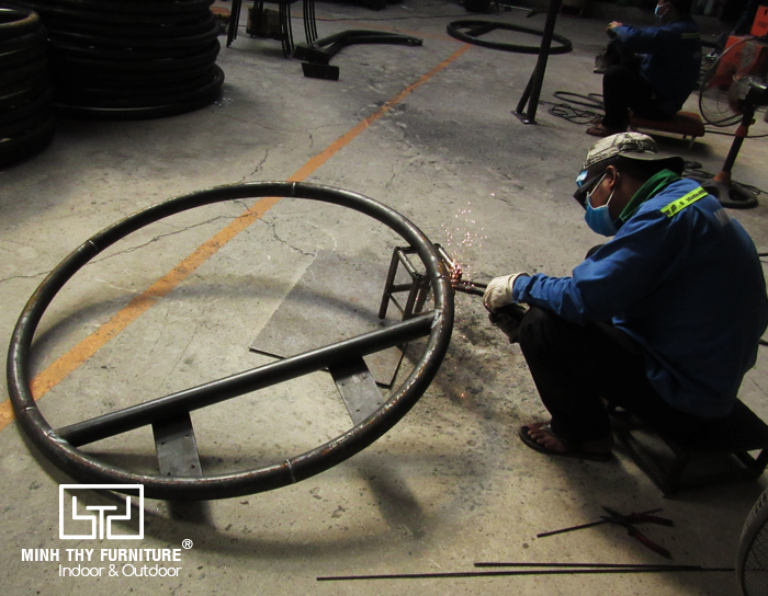 Sản xuất chân đế xích đu nhựa giả mây