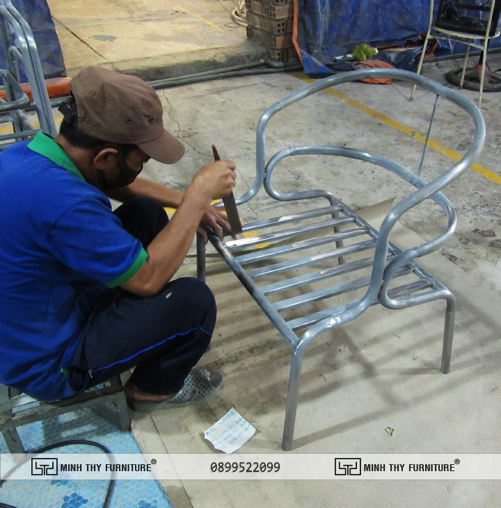 Vệ Sinh Ghế Cafe Nhựa Giả Mây MT2A229