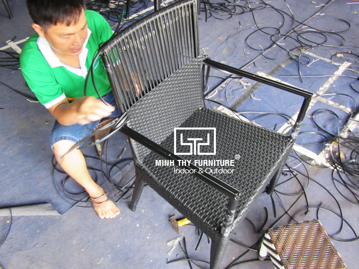 Cận cảnh công việc đan thủ công ghế café mây nhựa tại xưởng sản xuất Nội thất Minh Thy