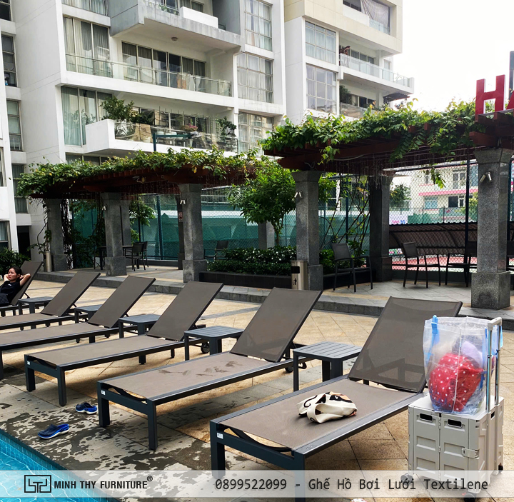 ghế hồ bơi ngoài trời dùng để thư giãn và tắm nắng