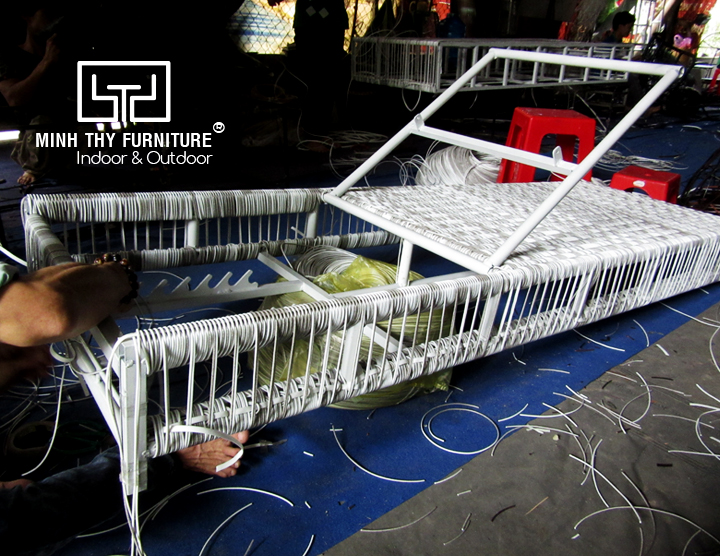 Đan bằng tay từng sợi nhựa giả mây trên toàn bộ khung ghế