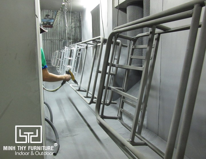 Sơn tĩnh điện cho khung ghế hồ bơi