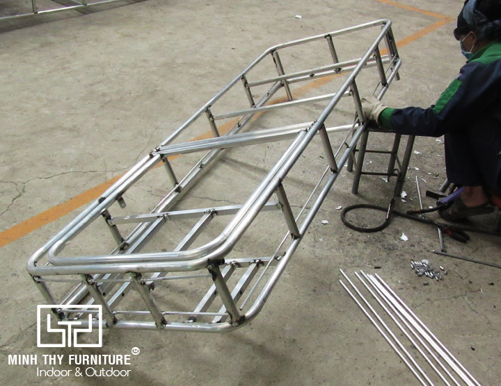 Sản xuất khung ghế hồ bơi tại xưởng cơ khí