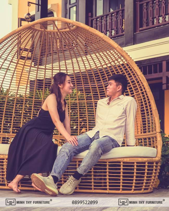 Ghế mây nhựa MT4A48 phỏng theo hình dáng túp lều camping là điểm nhấn thú vị cho không gian resorts