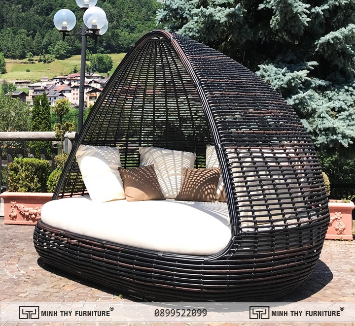 Ghế mây nhựa MT4A48 phỏng theo hình dáng túp lều camping là điểm nhấn thú vị cho không gian resorts