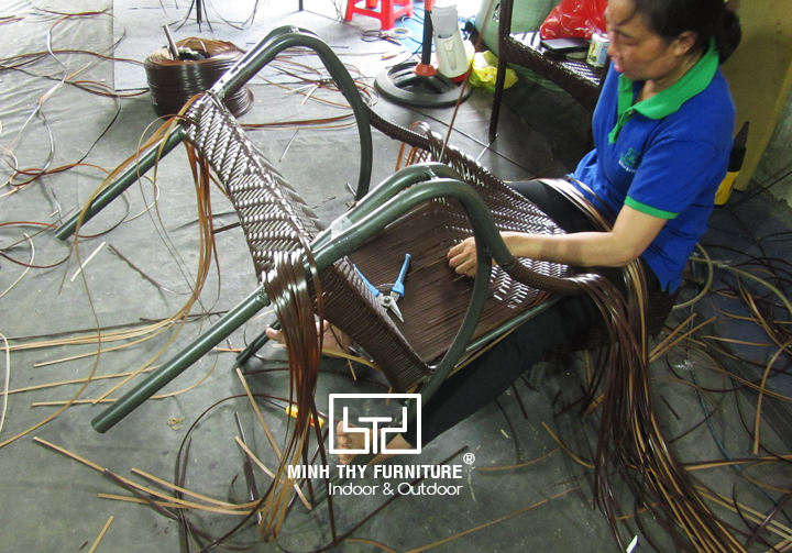 Tạo điểm nhấn cho ghế mây nhựa ngoài trời bằng kiểu đan đơn giản