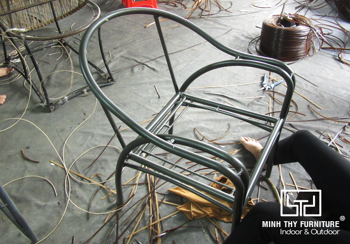 Tạo điểm nhấn cho ghế mây nhựa ngoài trời bằng kiểu đan đơn giản