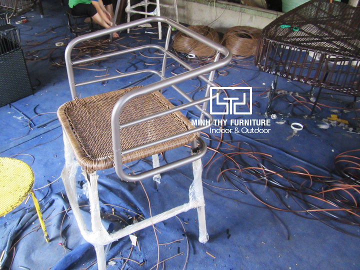Khám phá cách đan ghế quầy bar mây nhựa tại xưởng đan mẫu của Minh Thy Furniture