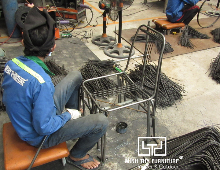 Hàn định hình ghế sắt cafe ngoài trời BGS4003 tại xưởng cơ khí Minh Thy Furniture