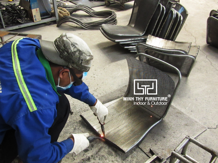 1 Đan Khung nhựa giả mây 4mm ốp trần sảnh lễ tân 2850 1100 2 * Khách hàng cung cấp Khung gỗ vuông 30, Đan mắt cáo sợi nhựa giả mây dẹp 4mm (màu như hình ảnh)
