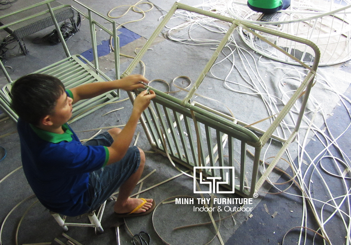 Sofa mây nhựa MT1A73 được đan tạo hình như thế nào?