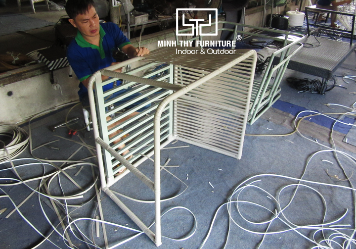 Sofa mây nhựa MT1A73 được đan tạo hình như thế nào?