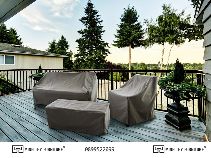 che đậy bàn ghế giả mây khi không sử dụng giúp tăng độ bền sản phẩm