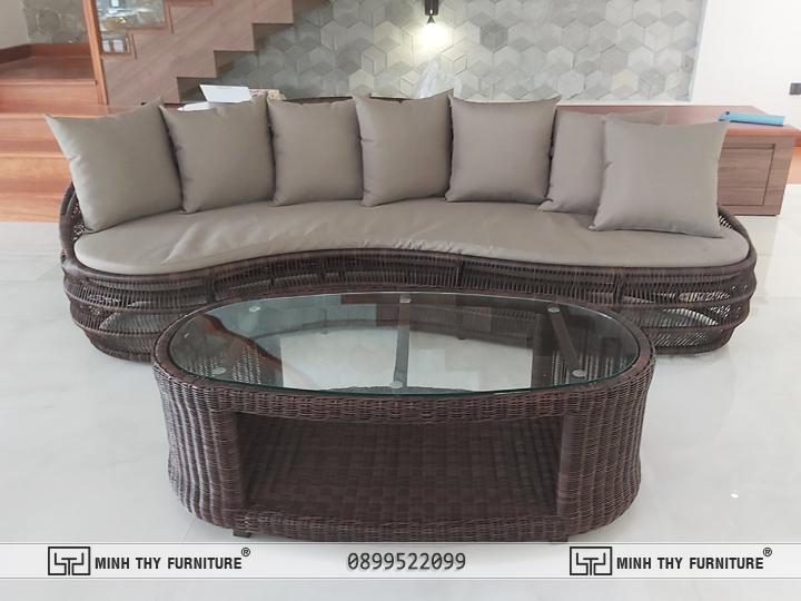 Kết hợp kiểu dáng sofa băng và bàn phù hợp với diện tích không gian trưng bày