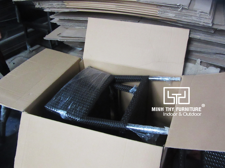 Minh Thy Furniture kiểm tra chất lượng sản phẩm bàn ghế giả mây và đóng gói sản phẩm