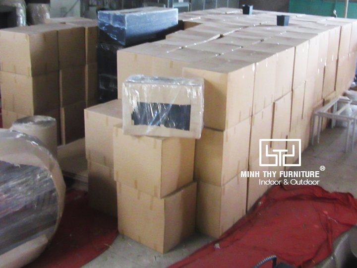 Đóng gói sản phẩm bàn ghế cafe nhựa giả mây bằng Thùng Carton