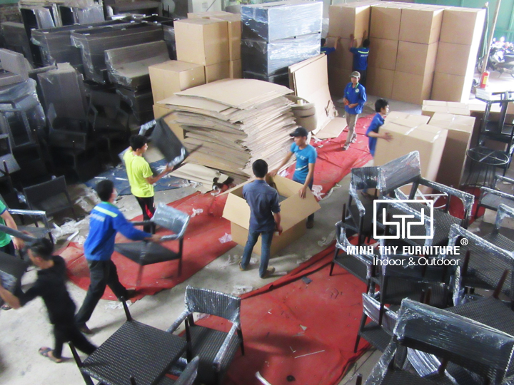 Minh Thy Furniture kiểm tra chất lượng sản phẩm bàn ghế giả mây và đóng gói sản phẩm