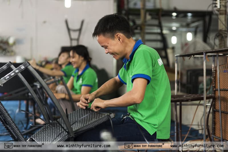 Công đoạn đan bàn ghế cafe nhựa giả mây
