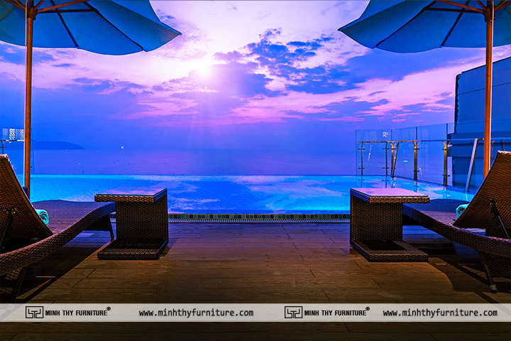Dưới dây là hình ảnh sản phẩm ghế hồ bơi nhựa giả mây mà Minh Thy Furniture cung cấp tại  Hotel Maximilan Đà Nẵng Beach