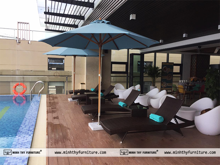 Dưới dây là hình ảnh sản phẩm ghế hồ bơi nhựa giả mây mà Minh Thy Furniture cung cấp tại  Hotel Maximilan Đà Nẵng Beach