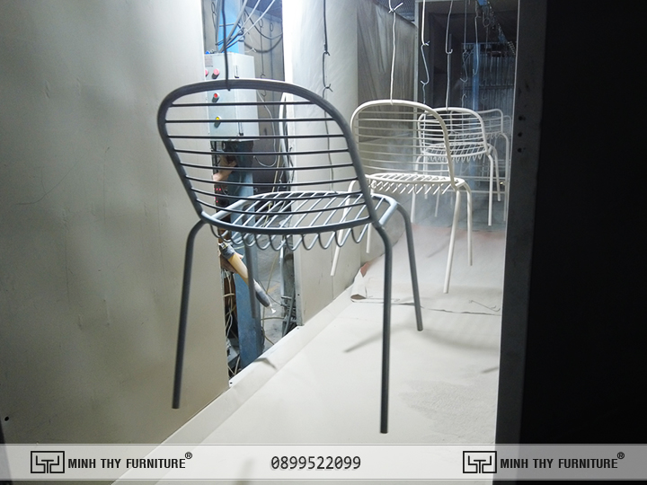 Phun bột sơn lên bề mặt ghế sắt ngoài trời