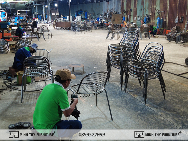 Mài nhẵn mối hàn ghế sắt ngoài trời