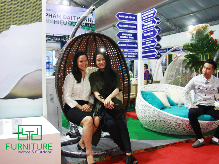 Khách hàng dùng thử xích đu giả mây của Minh Thy tại Hội chợ Vietbuild 2017 (Nguồn: Minh Thy Furniture)