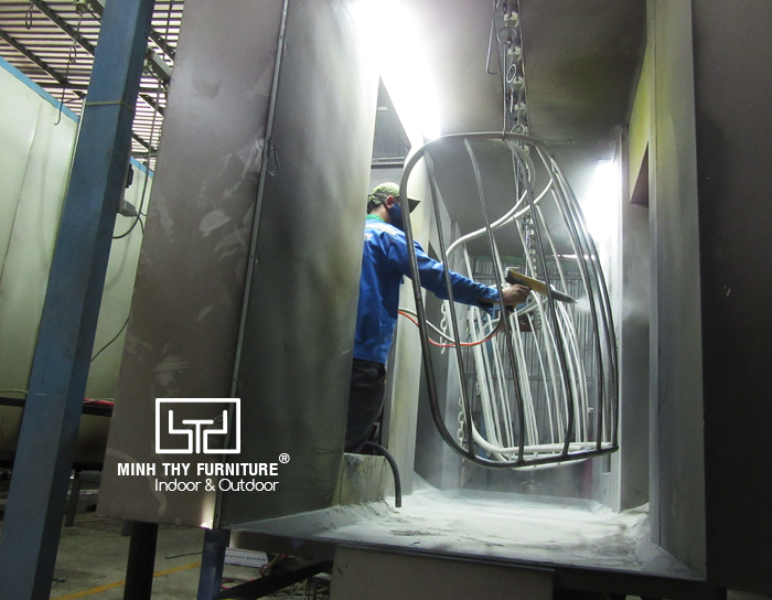 Làm sạch và sơn tĩnh điện khung sắt