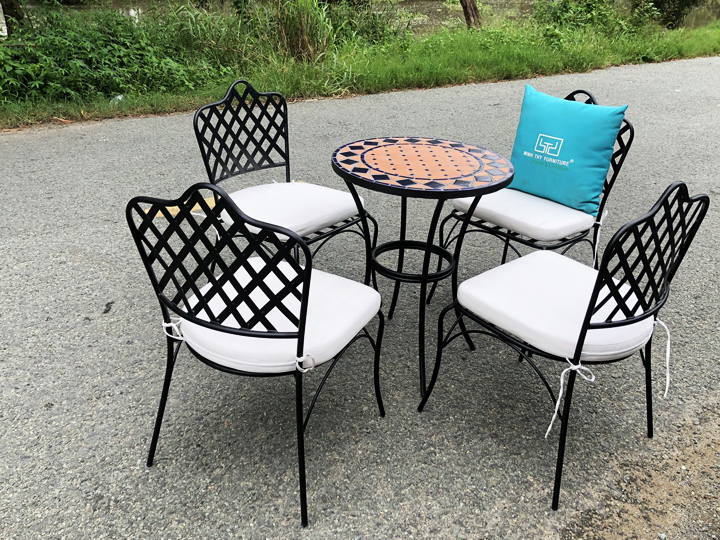 Bàn ghế sắt mỹ thuật sở hữu nhiều ưu điểm vượt trội khi trưng bày ngoài trời