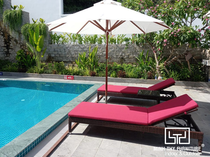 dù che nắng giúp kéo dài tuổi thọ bàn ghế giả mây ngoài trời bằng cách giảm 80 phần trăm nắng mưa