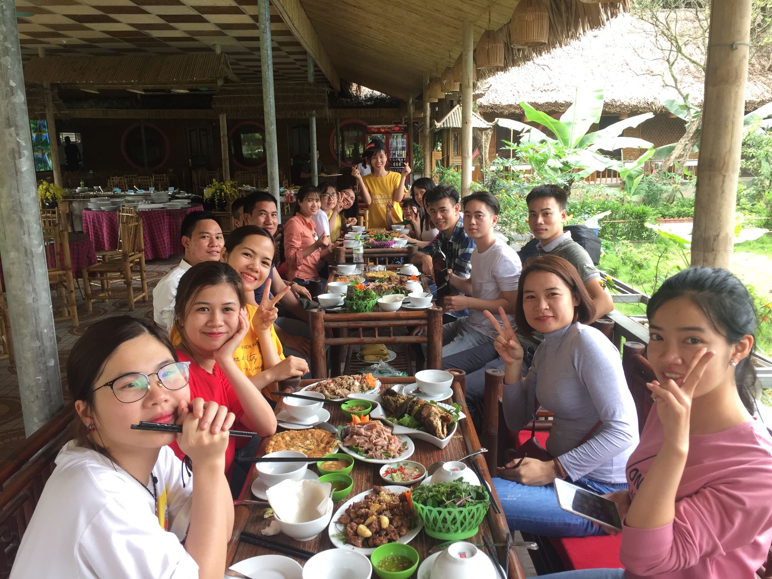 Công ty nghỉ trưa và thưởng thức đặc sản Ninh Bình tại Trang An Bangalow