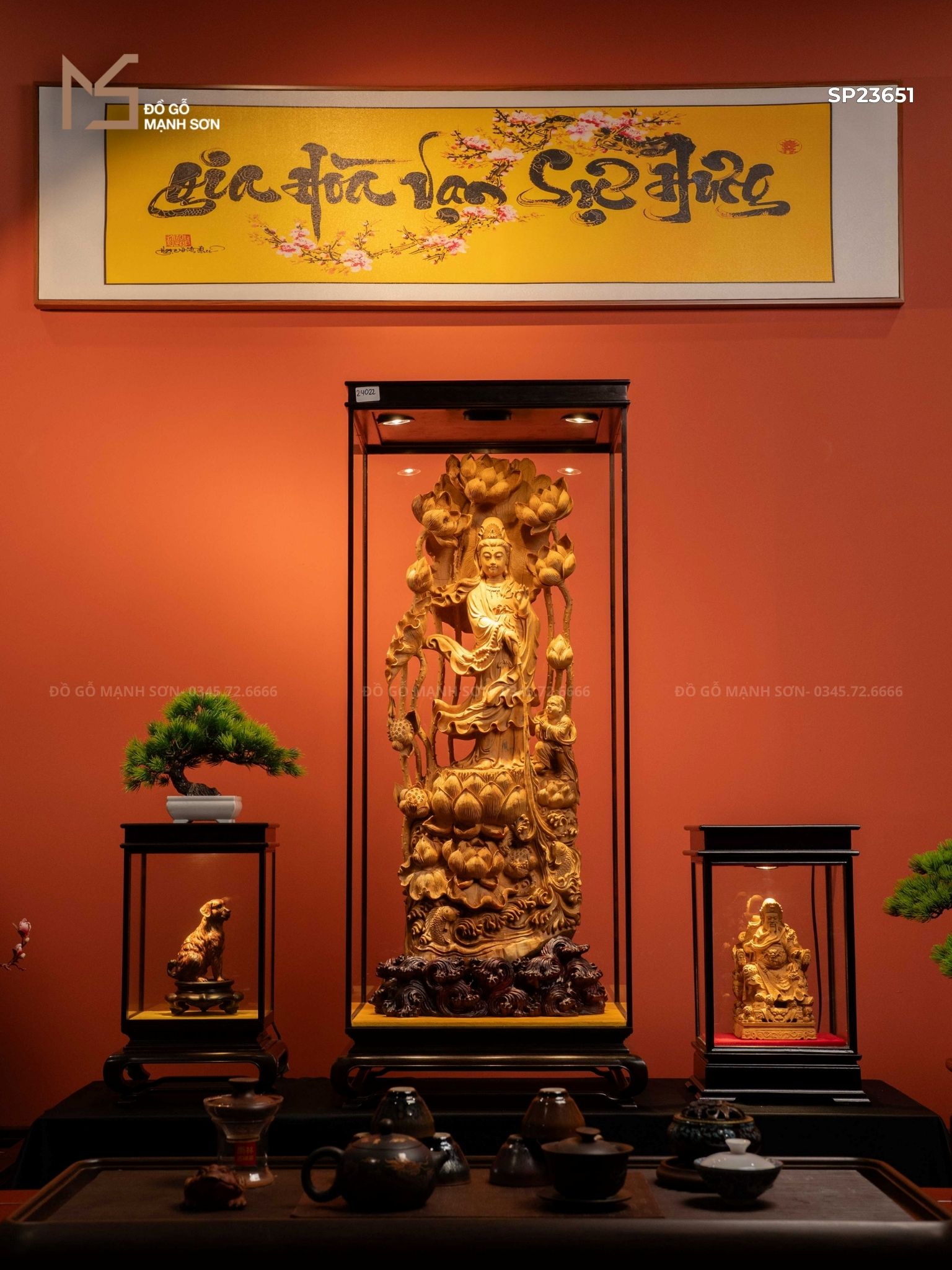 Tượng Quan Âm đứng trên đài sen