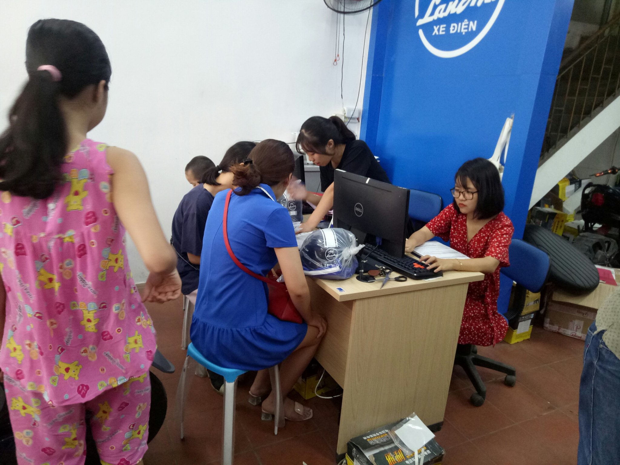 Hỗ trợ dịch vụ tại cửa hàng Xe Điện Lan Anh