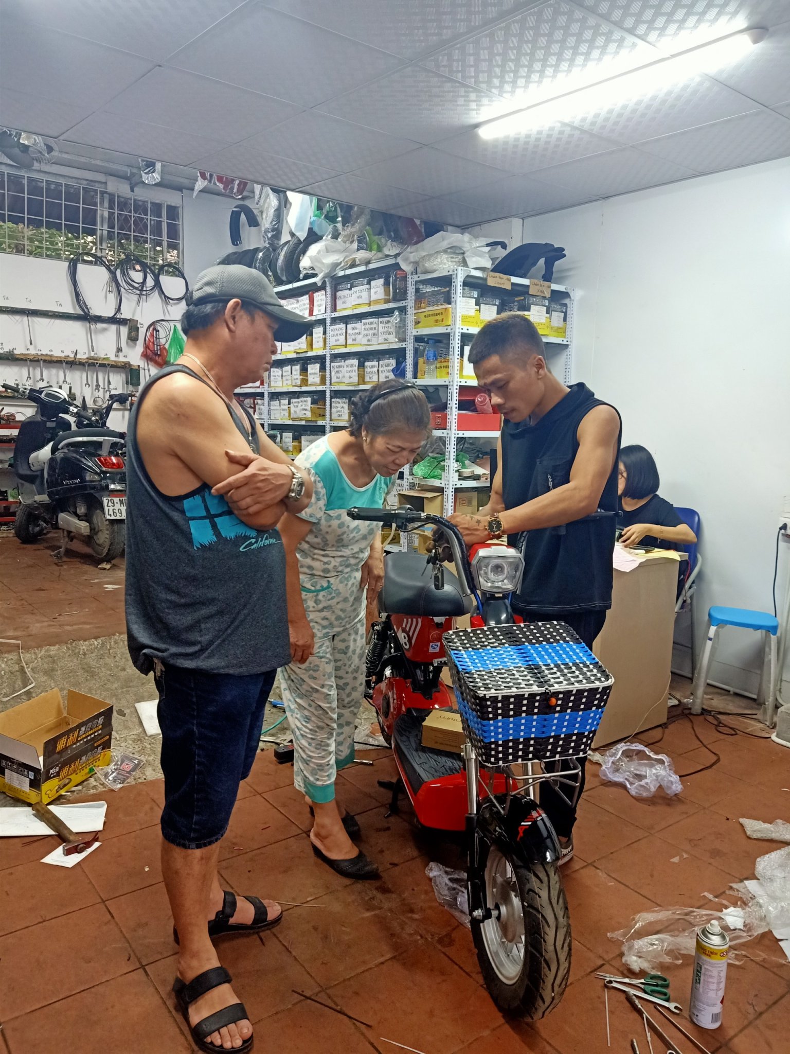 Kĩ thuật hướng dẫn khách hàng khi mua xe đạp điện M133 tại Lan Anh