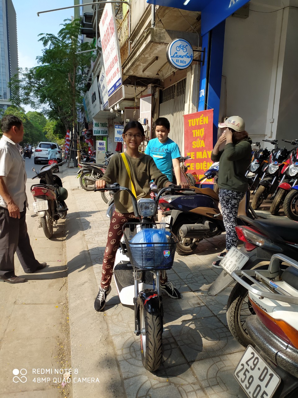 Khách hàng mua aima 8