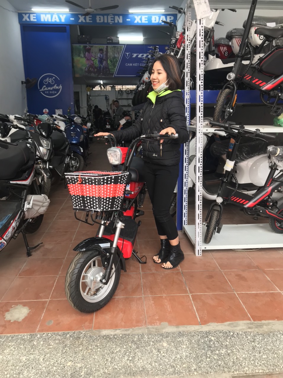 khách mua xe đạp điện M133 Aima DS màu đỏ