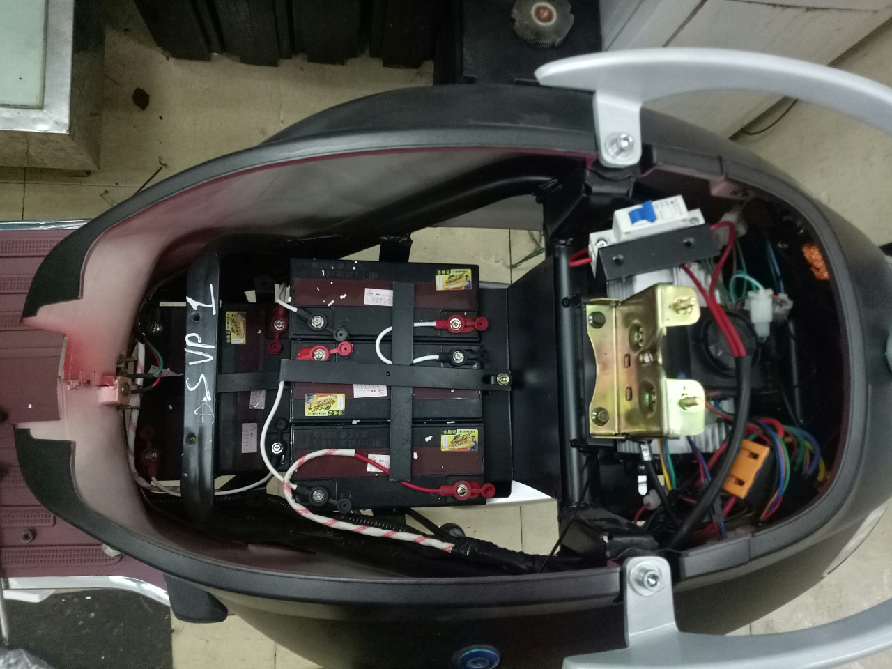 thay ắc quy xe máy điện Vespa Nioshima