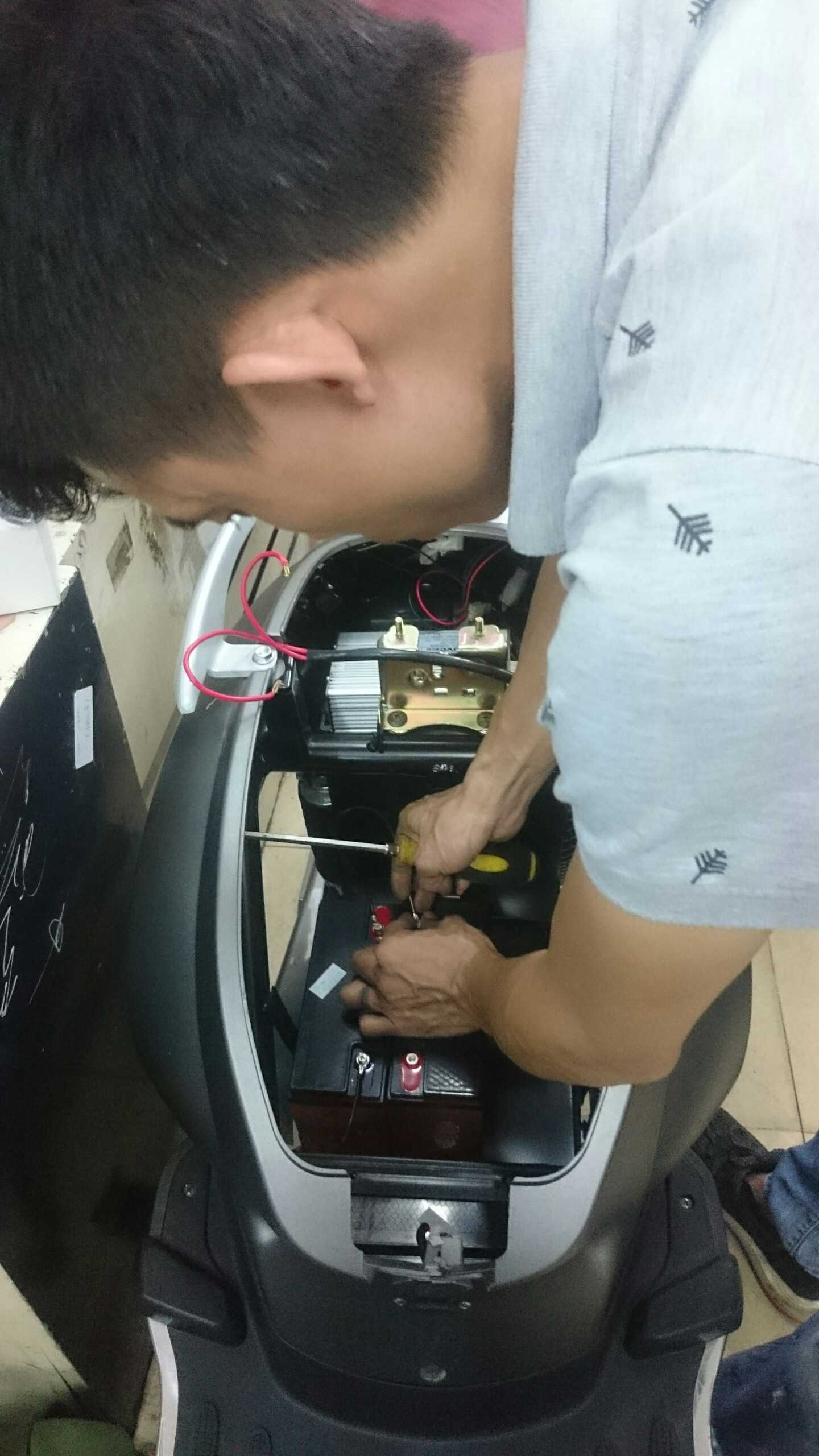 Kĩ thuật đang thay ắc quy tại Lan Anh