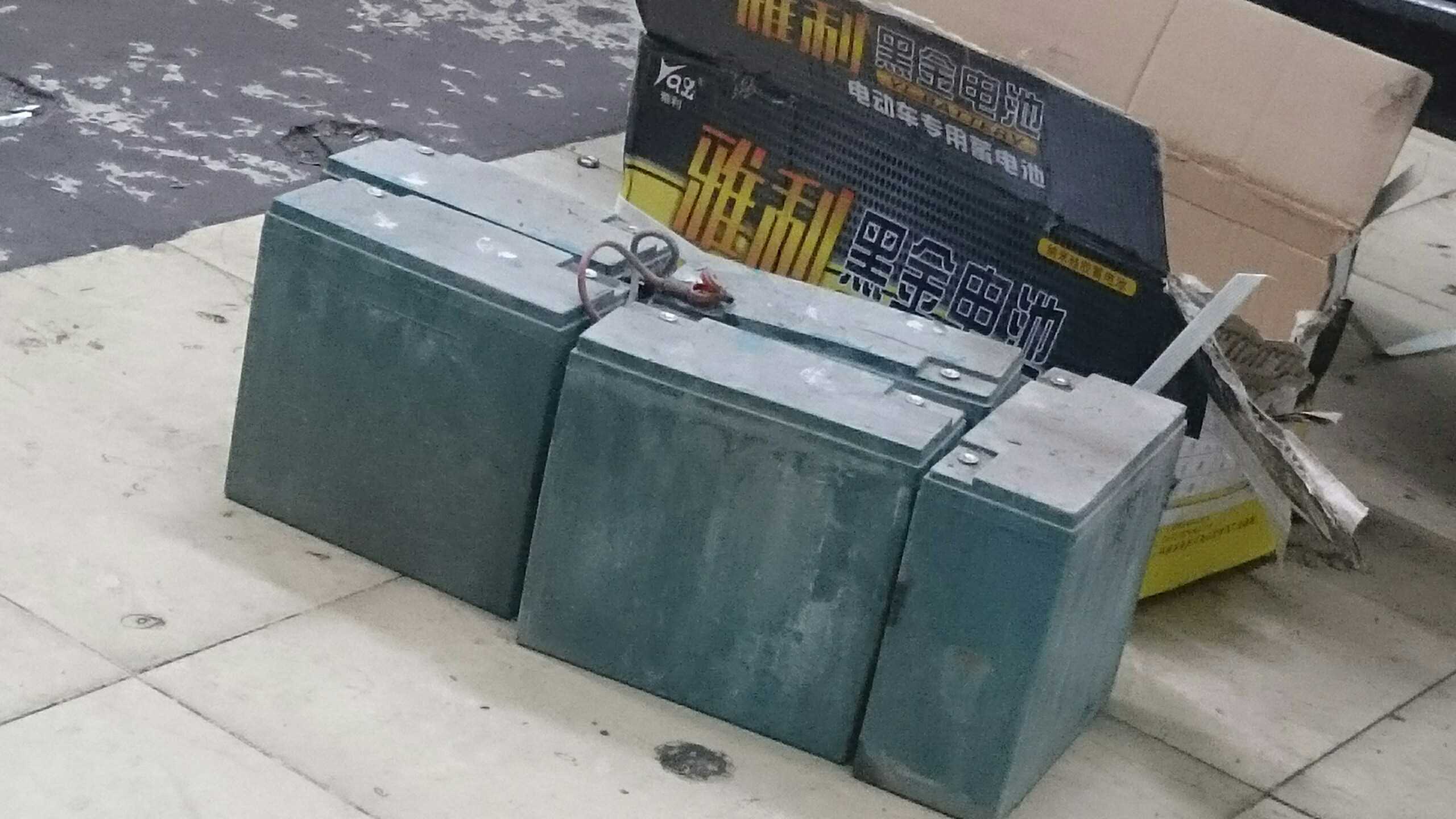 Ắc quy xe máy điện Xmen FI đã hỏng cần thay thế