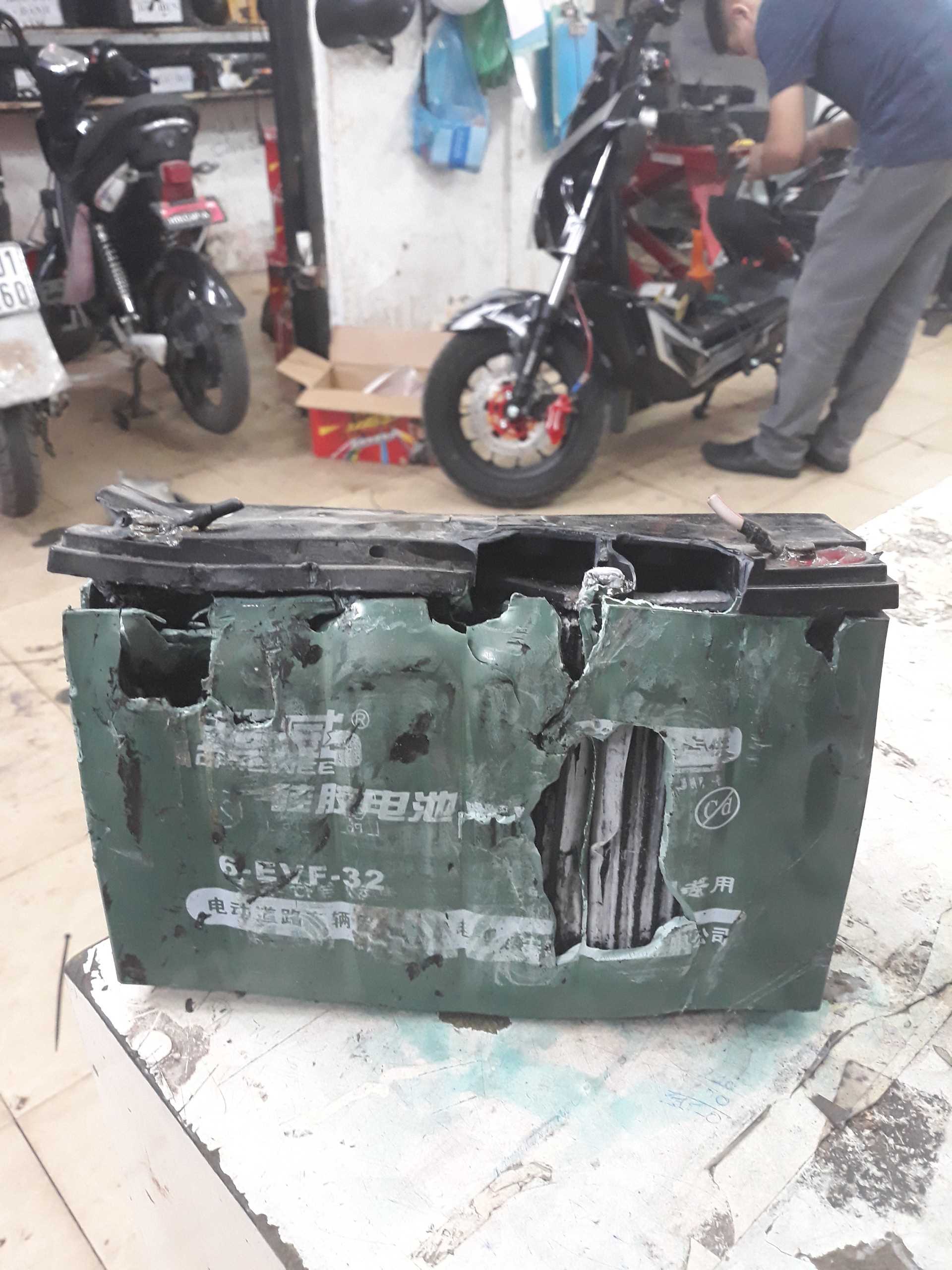 Ắc quy xe máy điện không được bảo quản tốt nên bị phồng, hỏng